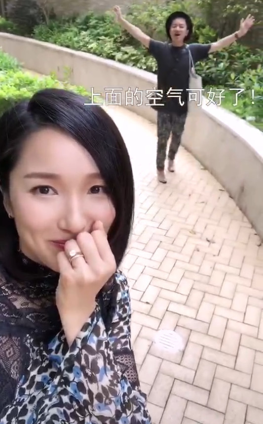 组图:王祖蓝蹲地上为老婆换鞋 穿高跟鞋形象伟岸