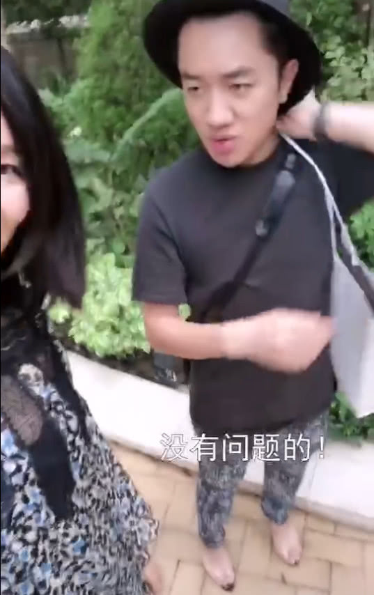 组图:王祖蓝蹲地上为老婆换鞋 穿高跟鞋形象伟岸