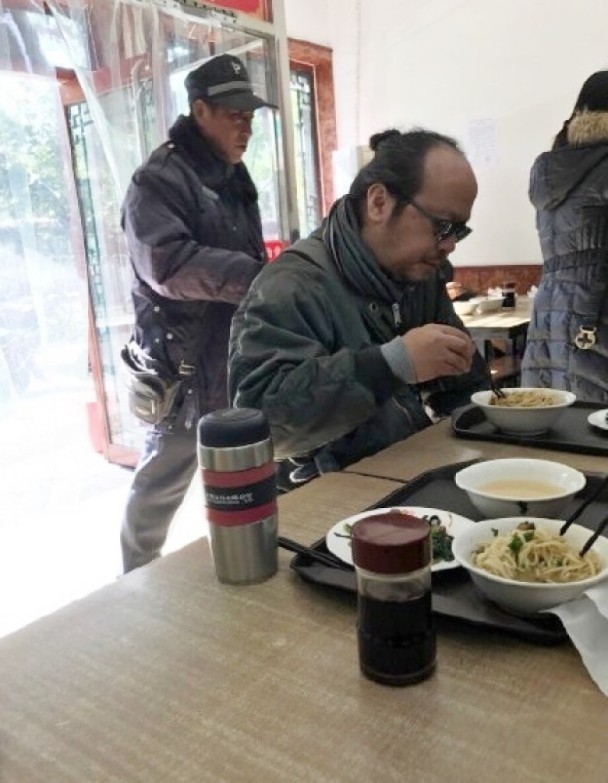 窦唯昔日潦倒形象不在 戴黑超骑车露欢颜