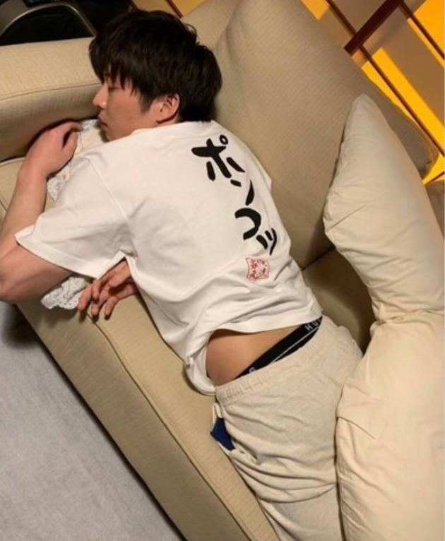 田中圭趴在沙发上的照片公开 被赞太过可爱