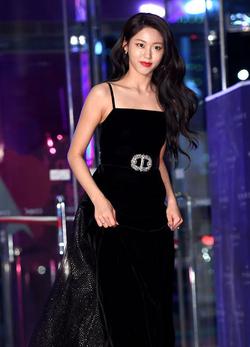 AOA黑裙红唇典雅美艳