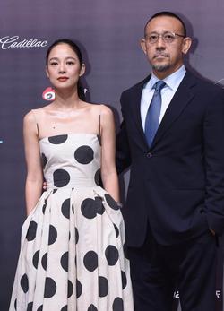 姜文周韵恩爱亮相气场足