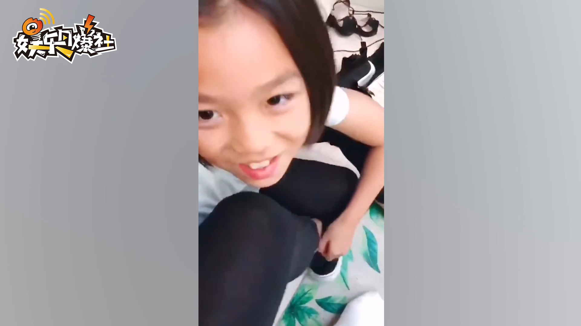 厉害！蔡少芬穿鞋获老公孩子三个人服侍