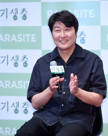 宋康昊奉俊昊等急奔全美善灵堂 影坛大咖齐悼念