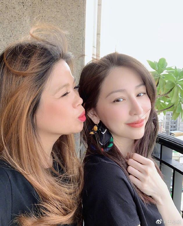 王心凌笑眼弯弯温柔甜美 与表姐嘟嘴合影超亲密
