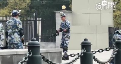 视频：刘昊然军训片段曝光 端枪划跪翻跟头超有范