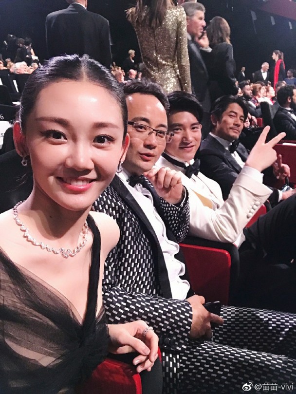演员苗苗(右一)饰演郭富城女儿。