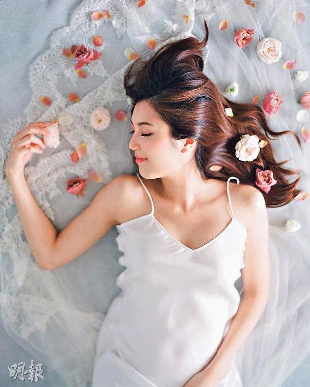 可以清楚看到单文柔腹部隆起了