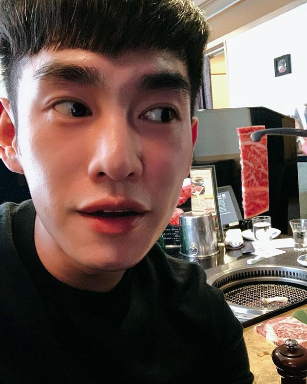 张书豪晒出吃烤肉的照片