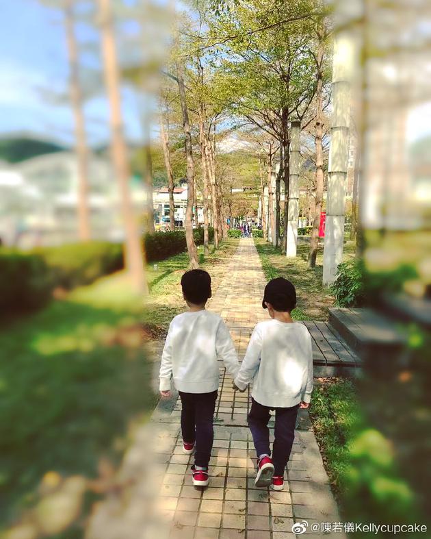 陳若儀帶雙胞胎兒子散步