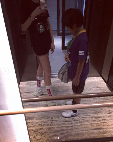 陈若仪自拍,Kimi好奇地低头看