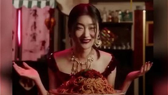 “起筷吃饭”广告视频截图。