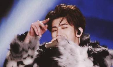 蔡徐坤献唱 粉丝台下应援超给力