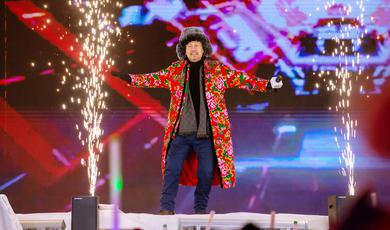 腾格尔穿大花棉袄唱《日不落》