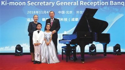 联合国前秘书长、博鳌亚洲论坛理事长潘基文先生及其夫人，与“中国魔指精灵”少年钢琴家团队成员7岁的陈在、许子萱合影。 