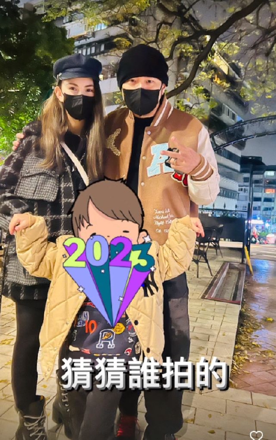 周杰伦新年晒照儿子搞怪出镜 海瑟薇牵手爸爸好暖