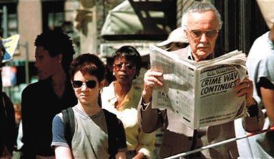 2003年《超胆侠》，看着报纸过马路，差点被撞，幼年的马特。默克多拉了他回来。