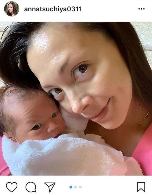 土屋安娜公开与第四子合影