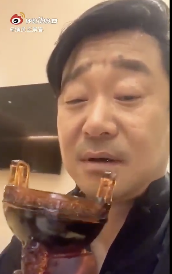 王景春拿华鼎奖杯喝酒