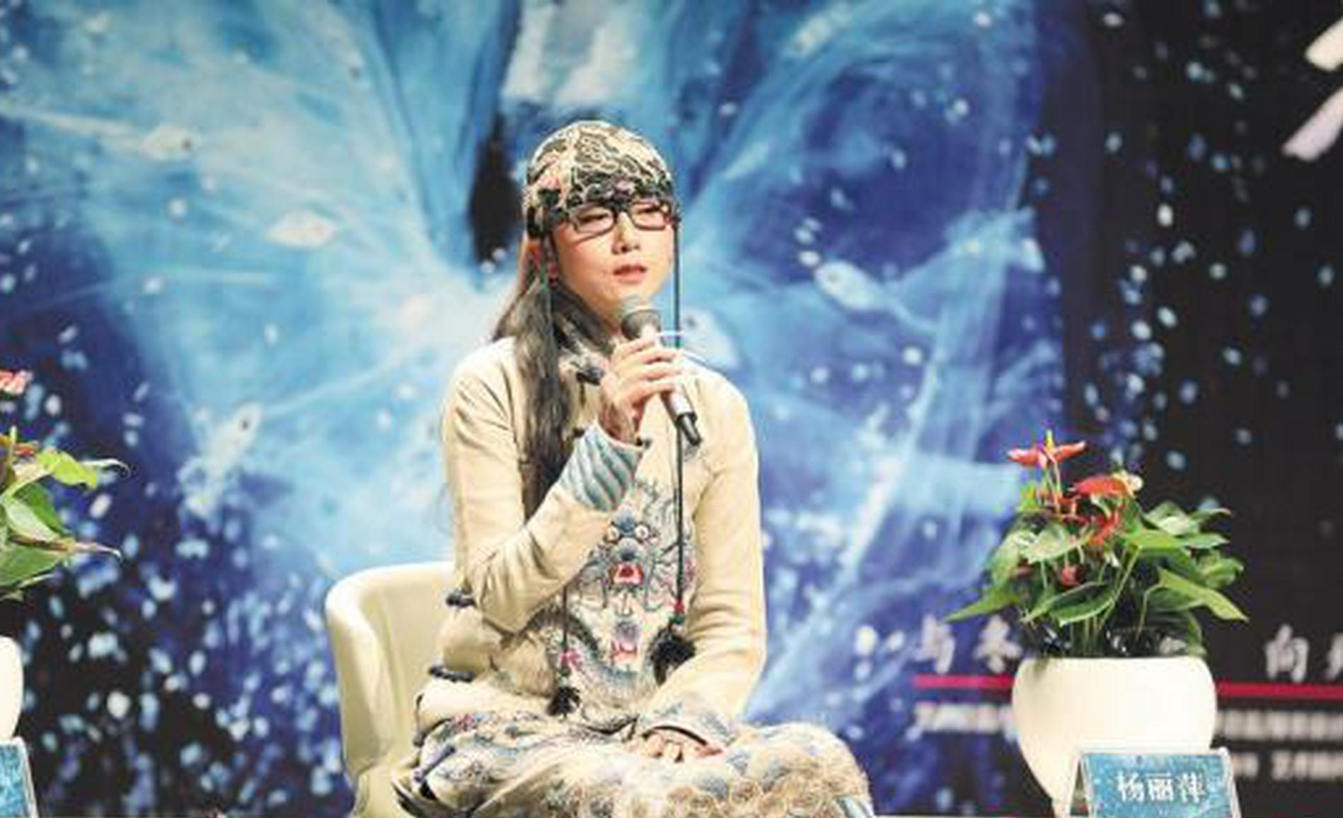 杨丽萍接受采访。