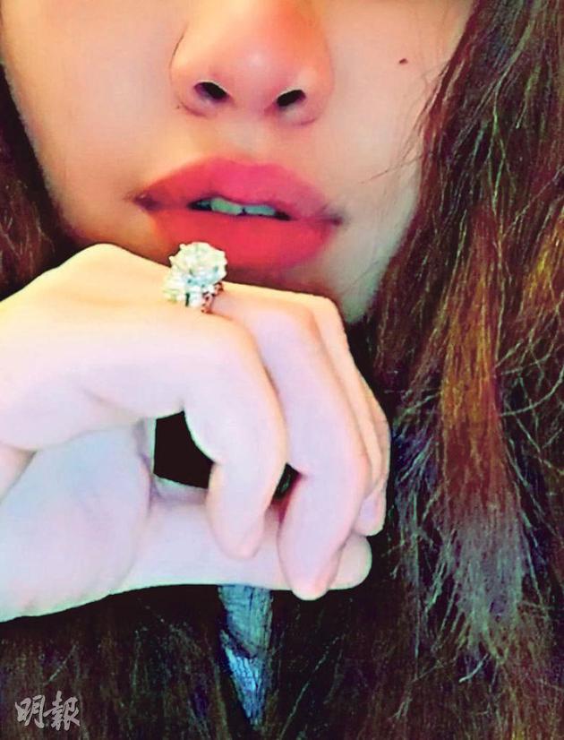 何超盈还上载订婚及求婚的钻戒,据说有5卡。