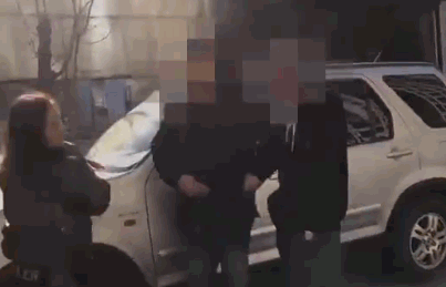 何洁与跟拍者