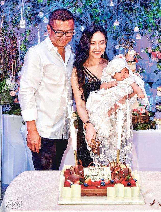 婚后做全职阔太 黄婉佩秀出飞机豪华套房