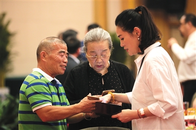 武大郎饰演者宋文华、王婆饰演者李明启和潘金莲饰演者王思懿互加好友