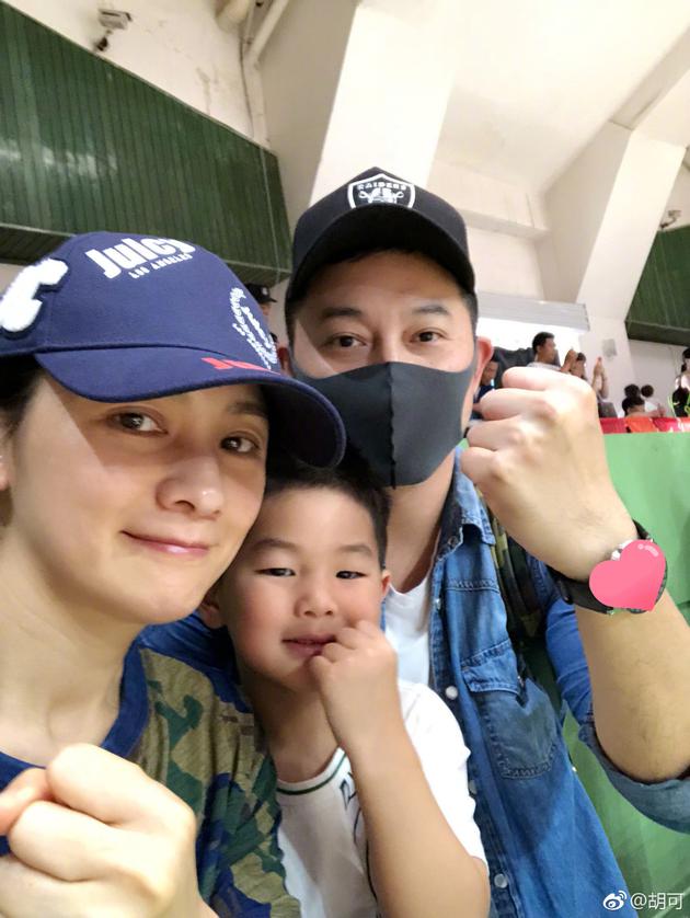 安吉首次参加跆拳道比赛 沙溢胡可一家齐聚加油