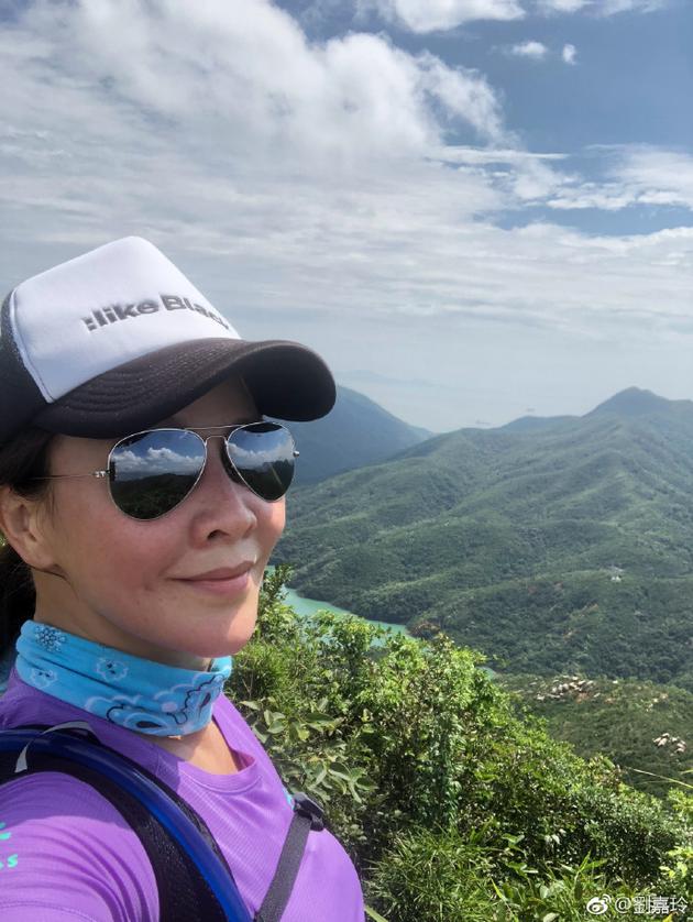 刘嘉玲秋日登山瞭望美景 晒素颜自拍皮肤状态好