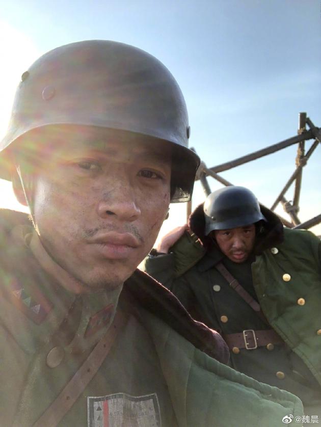 俞灏明魏晨《八佰》中灰头土脸 互相调侃没被认出