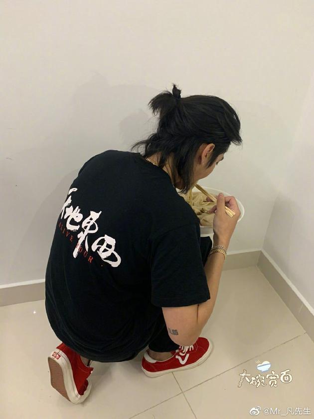 吴亦凡晒照蹲墙角捧大碗吃面 笑侃跟大家一面之交