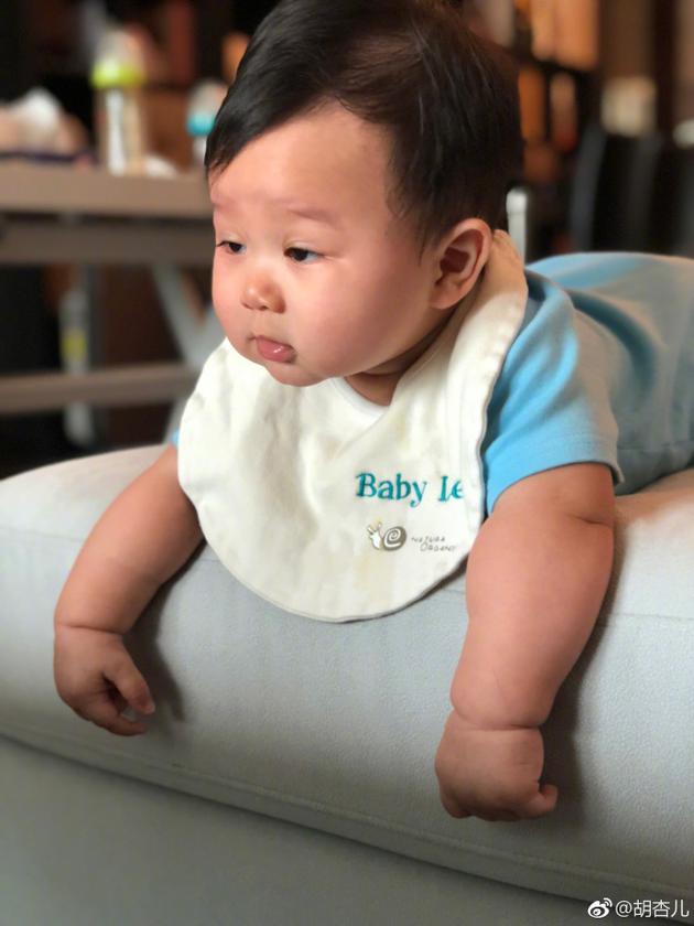 胡杏儿晒照