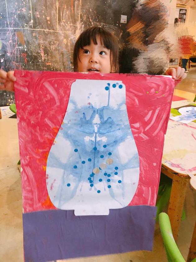 贾静雯分享咘咘画“青花瓷”