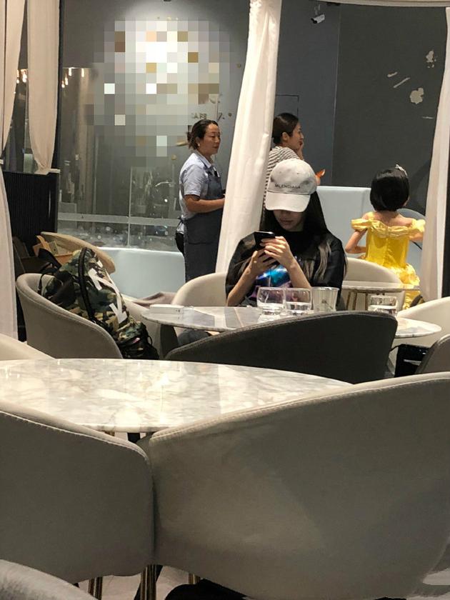 网友偶遇baby带小海绵用餐