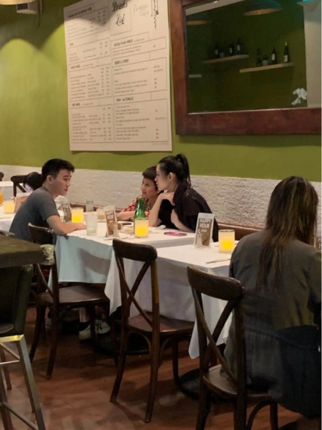 奚梦瑶何猷君婚后合体陪四太聚餐 婆媳并肩而坐