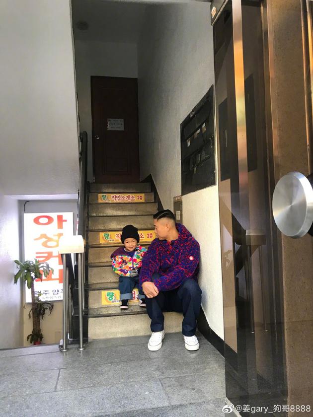 姜gary与儿子搞怪合影 关心疫情为武汉加油