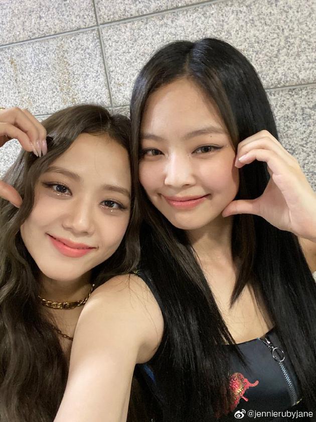 Jennie与智秀比心