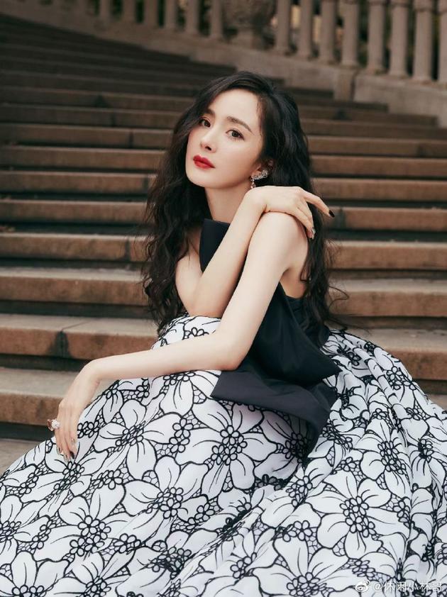 杨幂身穿黑白大花礼服