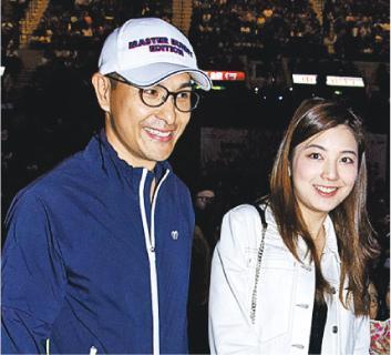 陈展鹏与女友单文柔拍拖看演唱会。