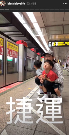 范范带儿子搭地铁没座位 抱双胞胎蹲地上超亲昵