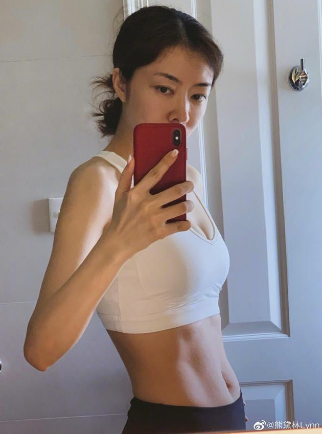 熊黛林晒素颜照公开运动成果 身材火辣秀六块腹肌