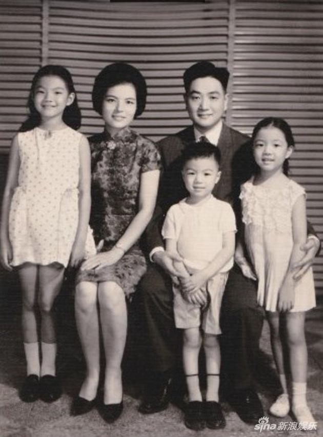 平鑫涛与前妻一家合影。左二为林婉珍,右二为平鑫涛