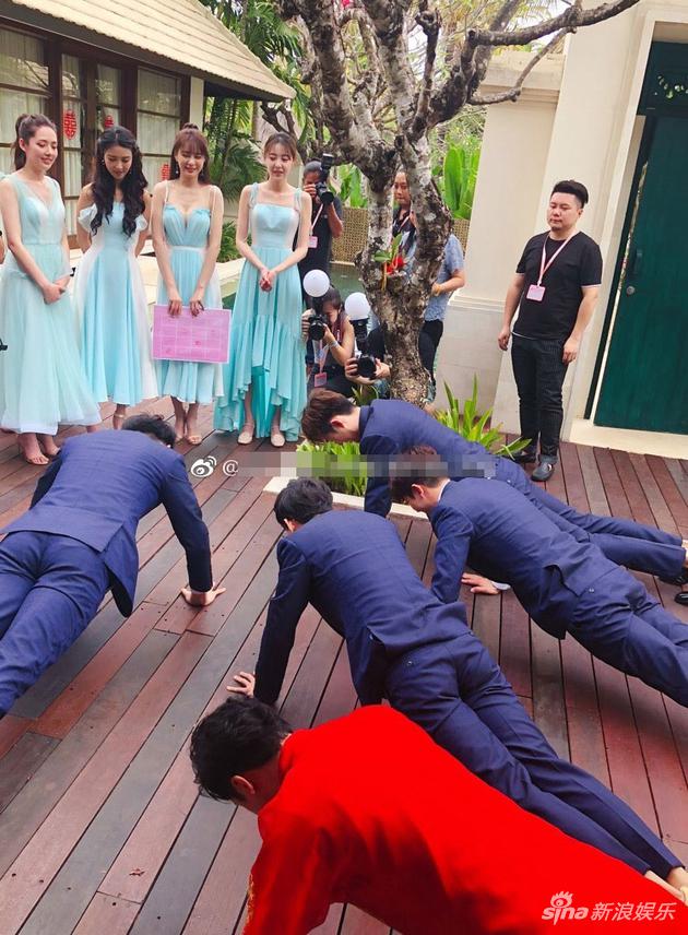 接亲现场付辛博携伴郎大做俯卧撑 颖儿礼服超