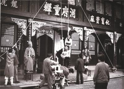 《西游记》拍摄时设备简陋,很多特效戏份演员都吃了不少的苦。