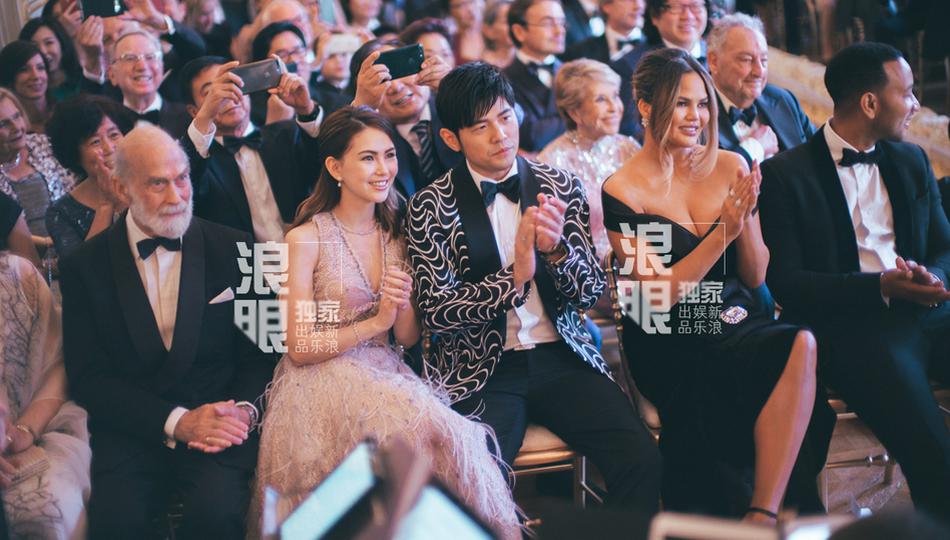 周杰伦婚礼晚宴上搂昆凌看烟花