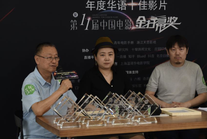 颁奖嘉宾夏钢导演,颁发青年电影手册2019年度新导演:白雪《过春天》、徐磊《平原上的夏洛克》