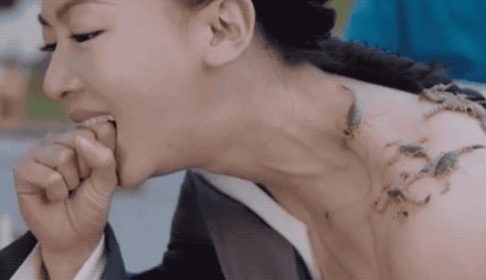 心疼！吴谨言倒地数十只蝎子爬上身