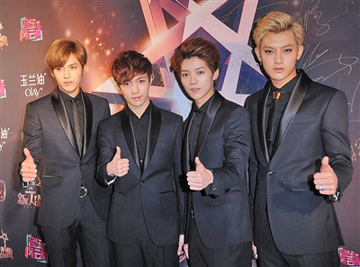 2013年12月,吴亦凡、张艺兴、鹿晗、黄子韬(左起)在北京参加音乐风云榜新人盛典,这四人也被称为“归国四子” 图/视觉中国