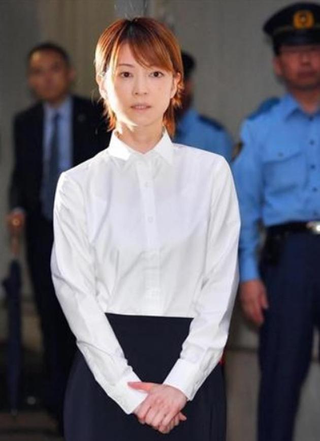 吉泽瞳保释表出时打扮质朴。